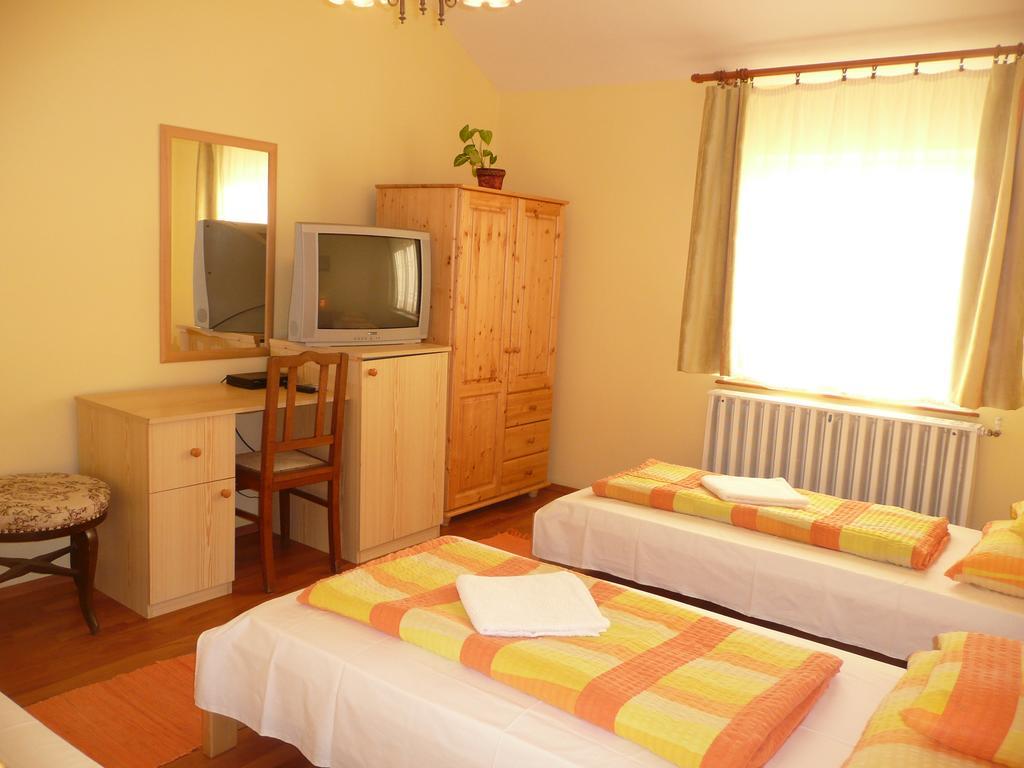 Kincses Vendeghaz Hotel Debrecen Room photo