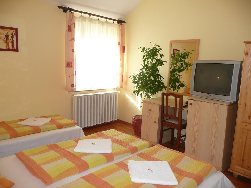 Kincses Vendeghaz Hotel Debrecen Room photo