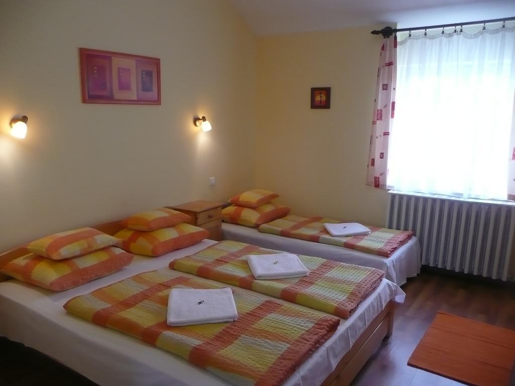 Kincses Vendeghaz Hotel Debrecen Room photo