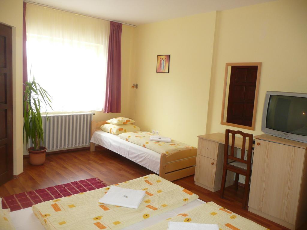 Kincses Vendeghaz Hotel Debrecen Room photo